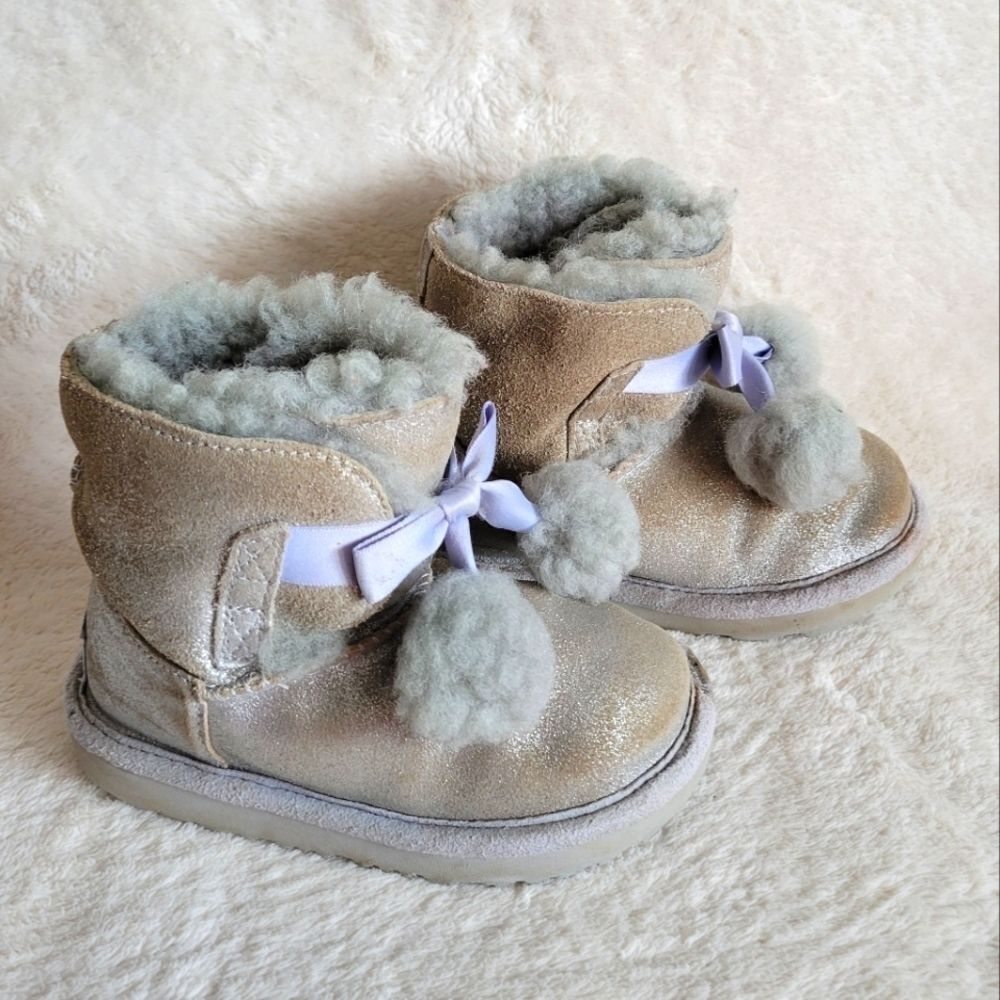 Toddler girl original UGGS boots size 9 Toddler